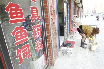 商铺租金低地摊不收费 东河花苑示好红星市场不领情